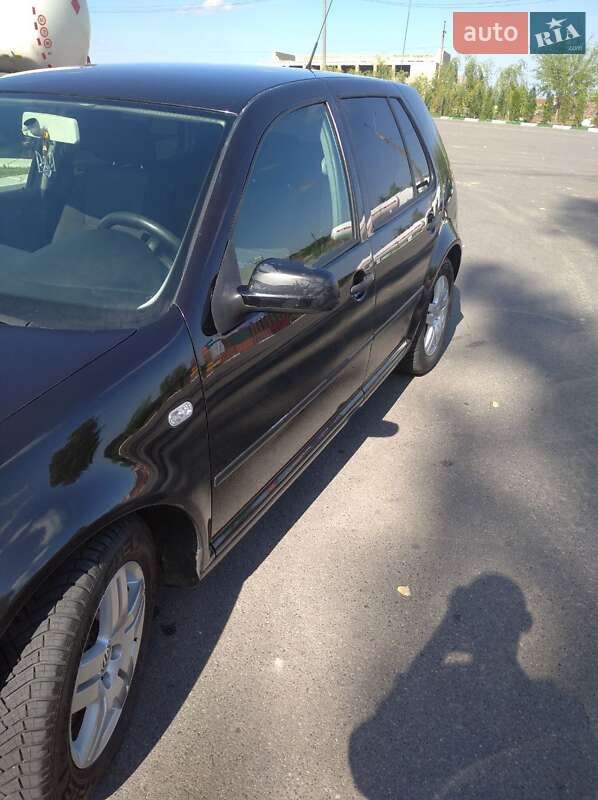 Хетчбек Volkswagen Golf 2001 в Чернівцях