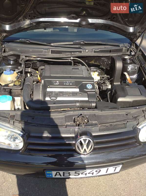 Хетчбек Volkswagen Golf 2001 в Чернівцях