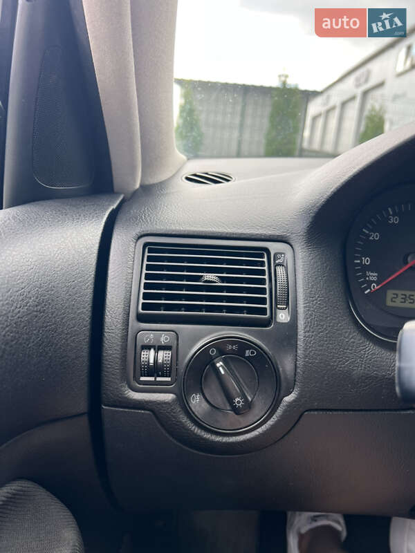 Хетчбек Volkswagen Golf 2001 в Вінниці