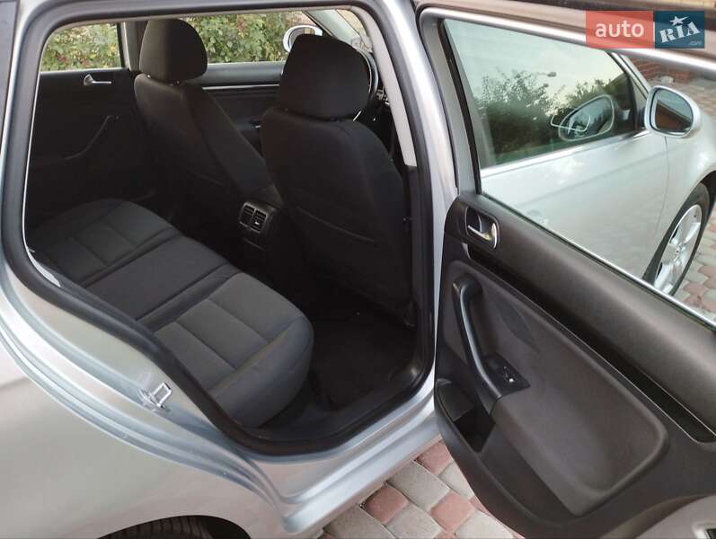 Універсал Volkswagen Golf 2010 в Житомирі