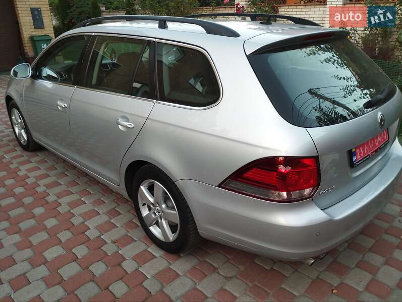 Універсал Volkswagen Golf 2010 в Житомирі