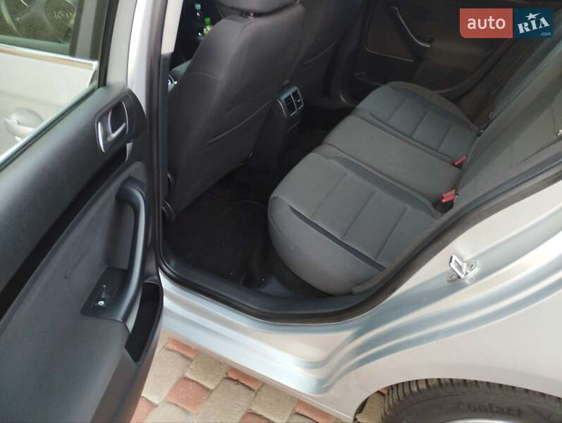 Універсал Volkswagen Golf 2010 в Житомирі