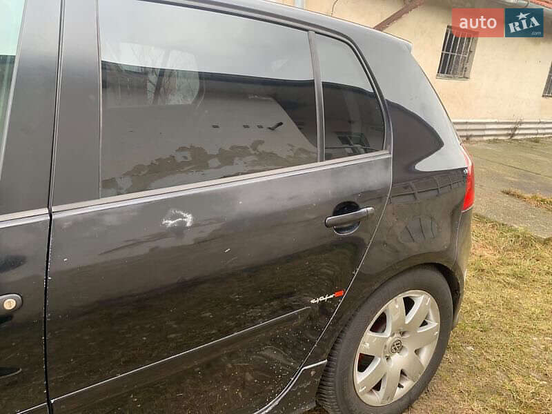 Хетчбек Volkswagen Golf 2004 в Тячеві