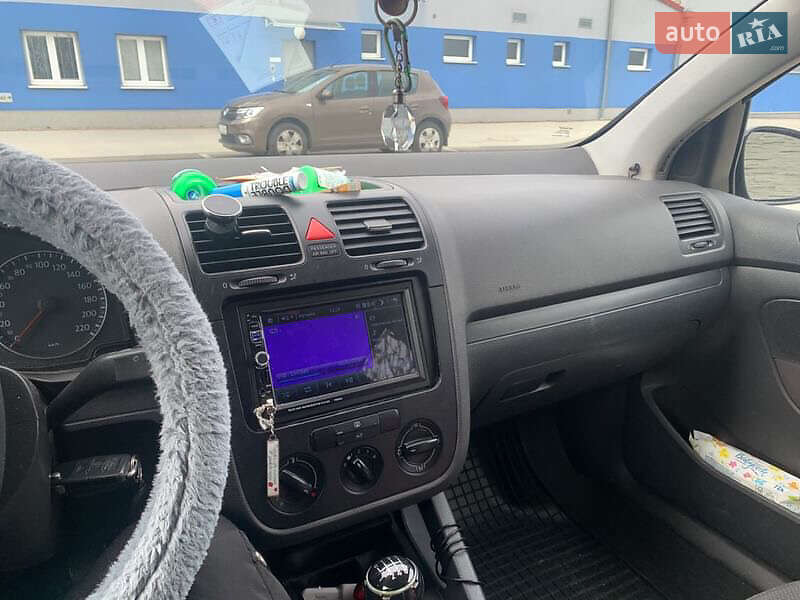 Хетчбек Volkswagen Golf 2004 в Тячеві