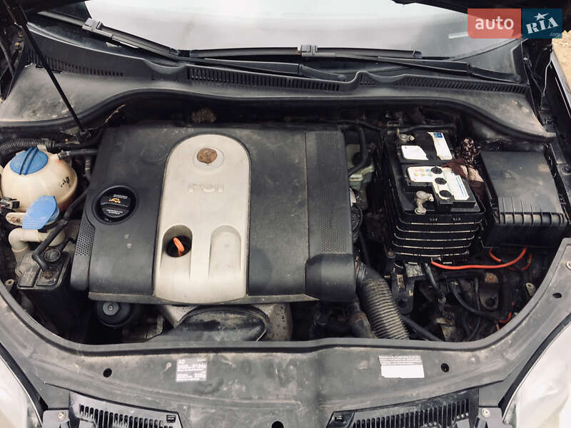 Хетчбек Volkswagen Golf 2004 в Тячеві