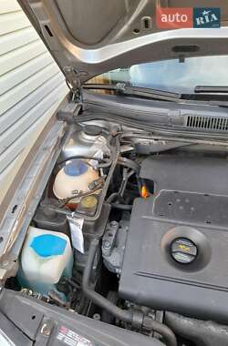 Хэтчбек Volkswagen Golf 2003 в 