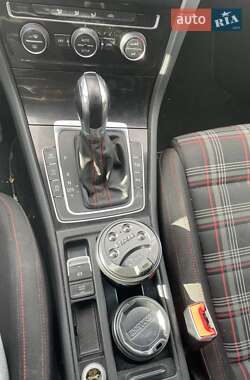 Хетчбек Volkswagen Golf 2013 в 