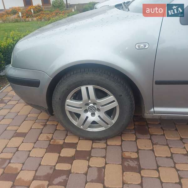 Хэтчбек Volkswagen Golf 2002 в Тростянце