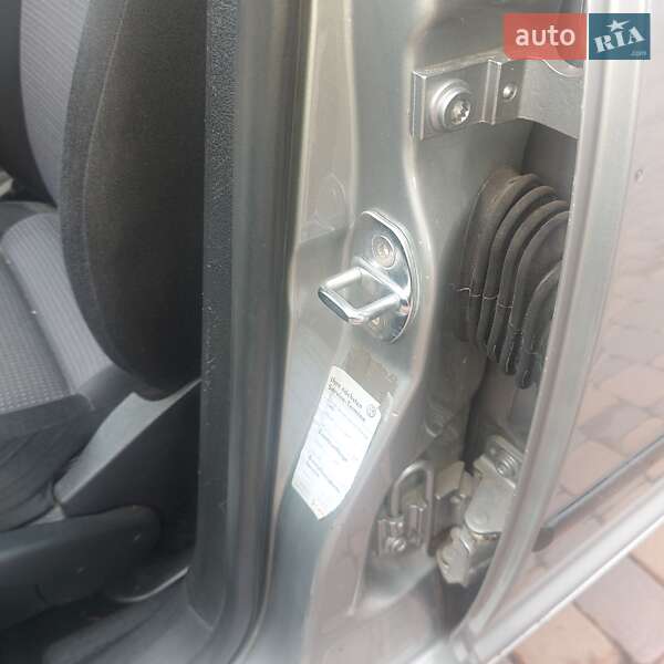 Хэтчбек Volkswagen Golf 2002 в Тростянце