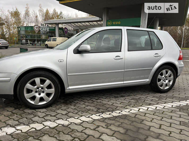 Хетчбек Volkswagen Golf 2003 в Рівному