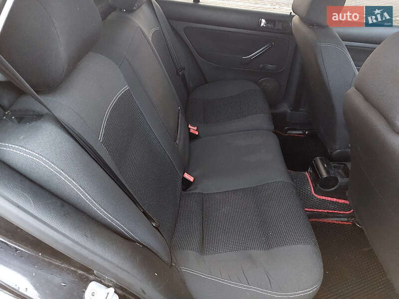 Хэтчбек Volkswagen Golf 2001 в Киеве