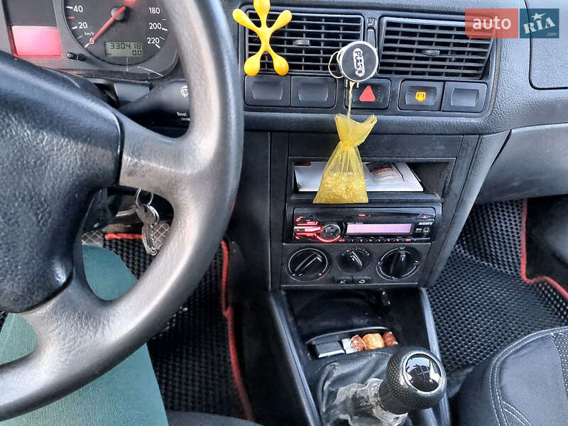 Хэтчбек Volkswagen Golf 2001 в Киеве