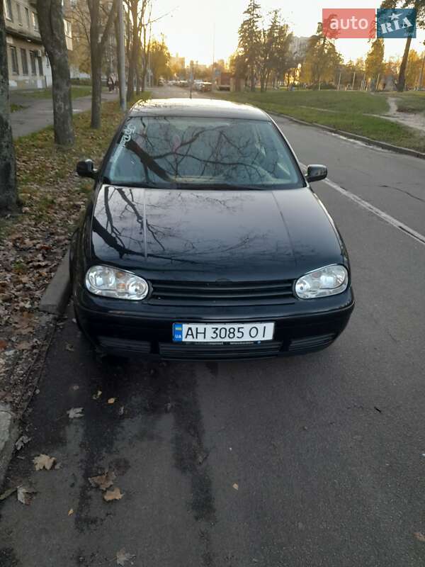 Хэтчбек Volkswagen Golf 2000 в 