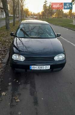 Хэтчбек Volkswagen Golf 2000 в 
