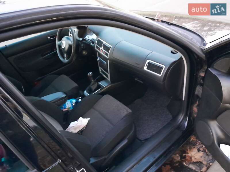 Хэтчбек Volkswagen Golf 2000 в Киеве