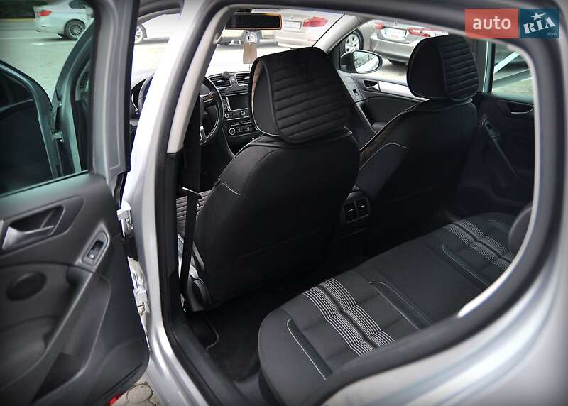 Хетчбек Volkswagen Golf 2012 в Чернівцях