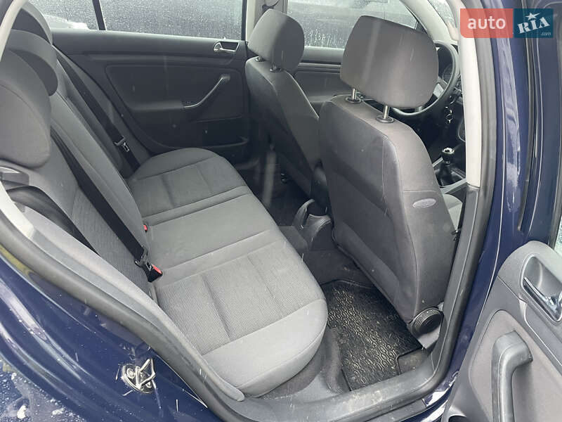 Хэтчбек Volkswagen Golf 2004 в Ворзеле