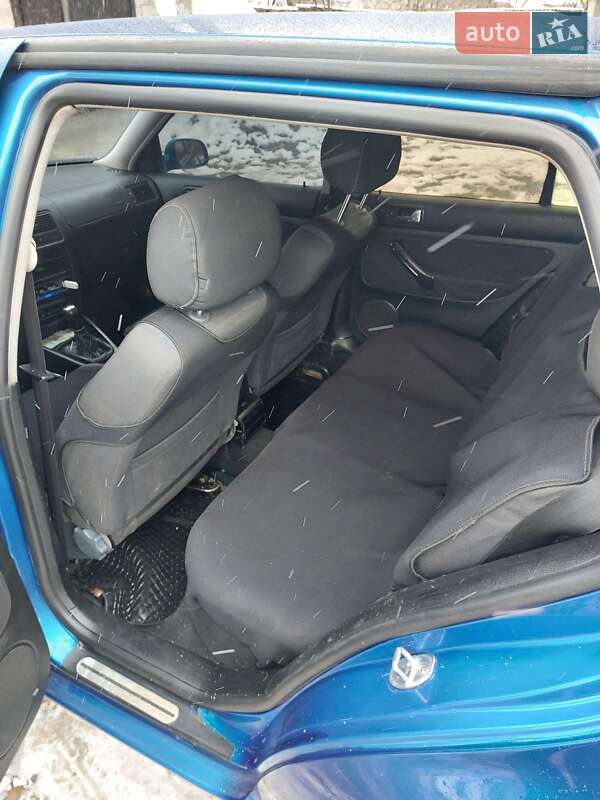 Хетчбек Volkswagen Golf 2001 в Перечині
