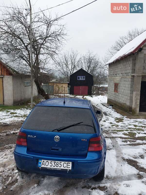 Хетчбек Volkswagen Golf 2001 в Перечині