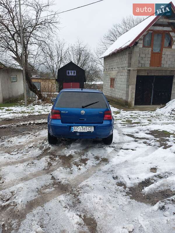 Хетчбек Volkswagen Golf 2001 в Перечині