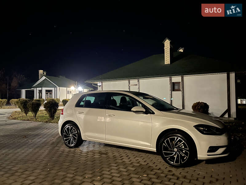 Хетчбек Volkswagen Golf 2020 в Чернівцях