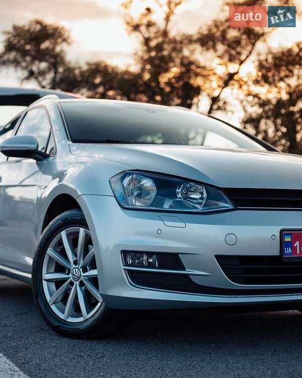 Универсал Volkswagen Golf 2015 в Черновцах