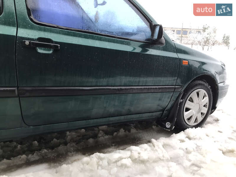 Хэтчбек Volkswagen Golf 1995 в Самборе