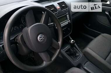 Хетчбек Volkswagen Golf 2003 в Краснограді