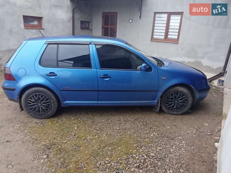 Хэтчбек Volkswagen Golf 2003 в Сторожинце