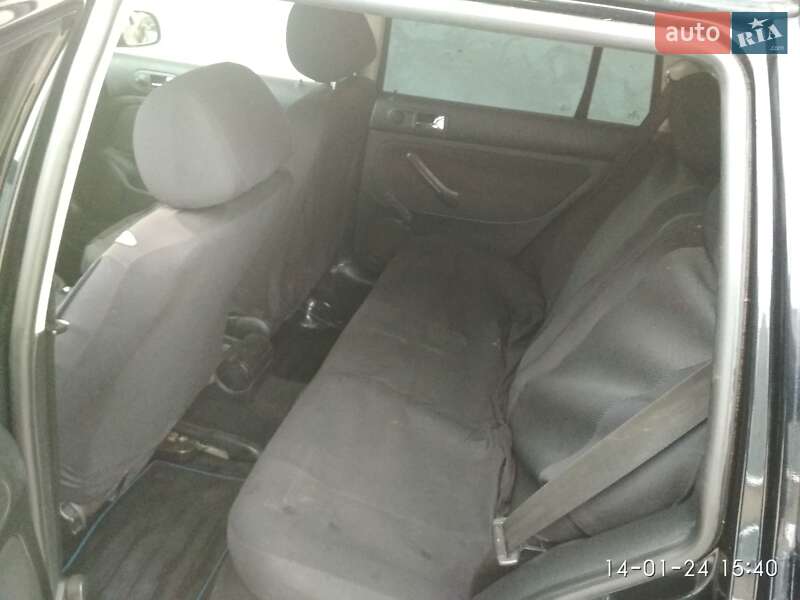 Універсал Volkswagen Golf 2000 в Чернівцях