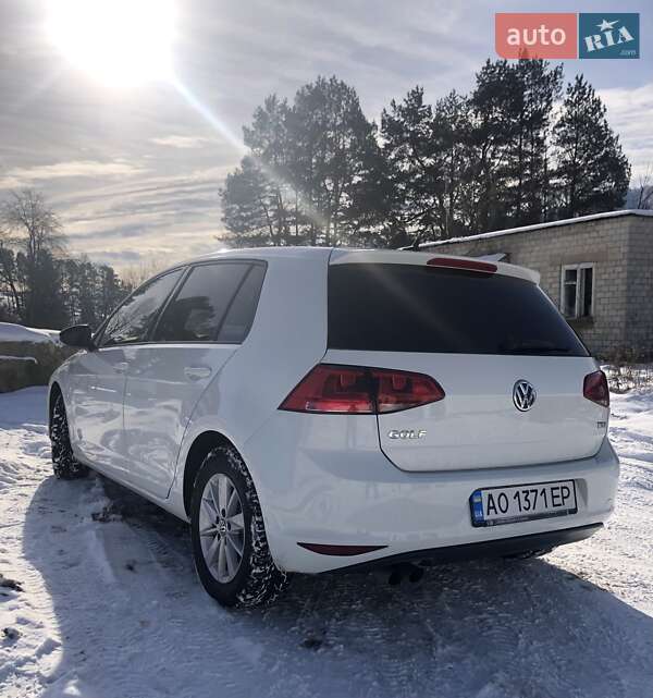 Хетчбек Volkswagen Golf 2017 в 