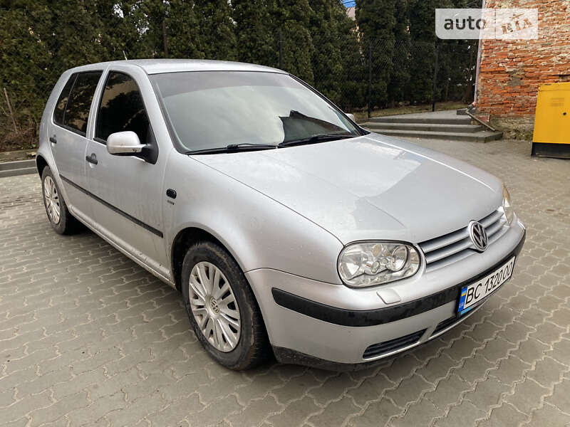 Хэтчбек Volkswagen Golf 2002 в Яворове