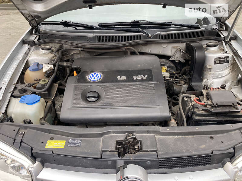 Хэтчбек Volkswagen Golf 2002 в Яворове