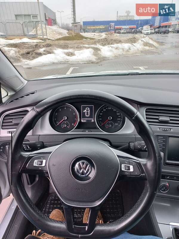 Хэтчбек Volkswagen Golf 2016 в Ромнах