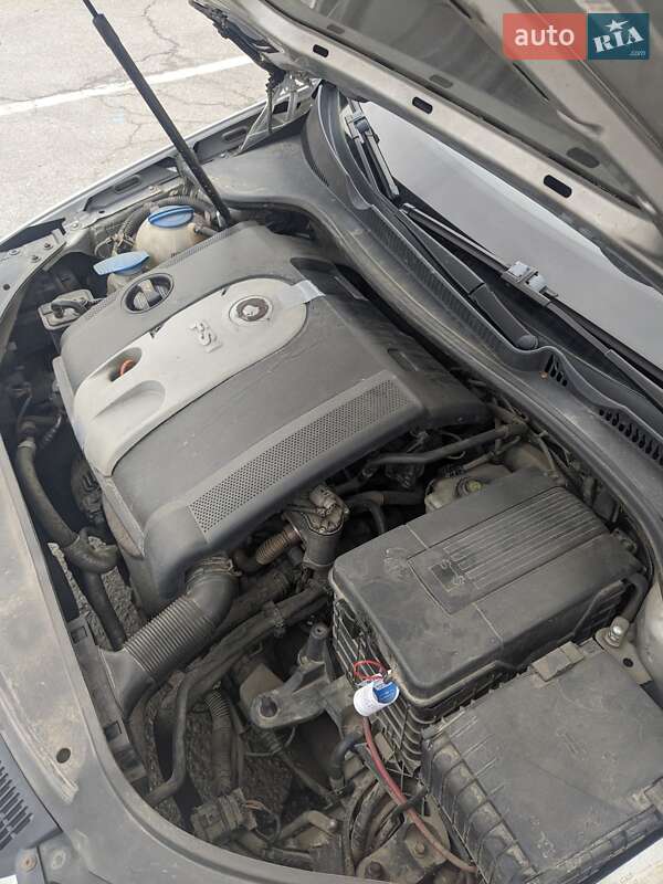 Хетчбек Volkswagen Golf 2004 в Ужгороді