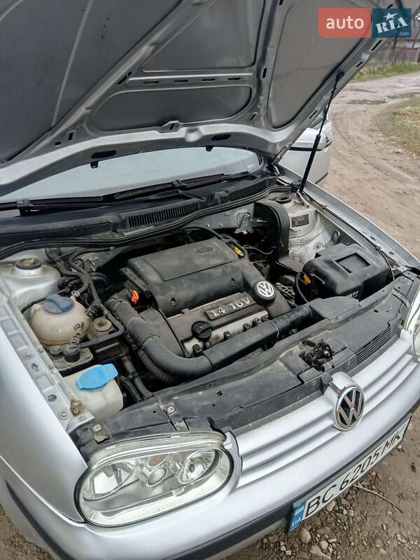 Хэтчбек Volkswagen Golf 2003 в Стебнику