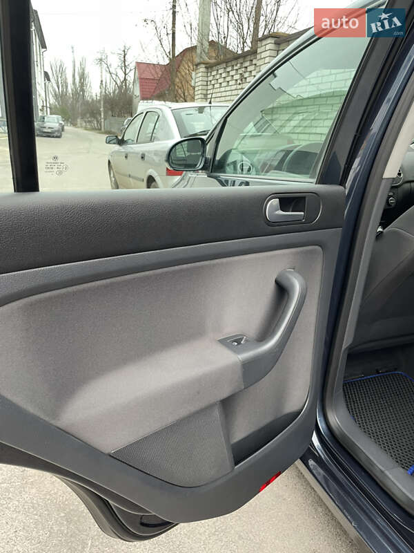 Хэтчбек Volkswagen Golf 2005 в Виннице