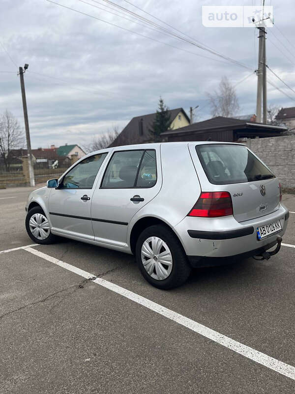 Хетчбек Volkswagen Golf 2001 в Вишневому