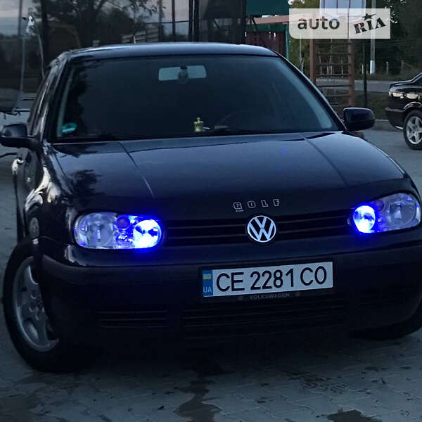 Хэтчбек Volkswagen Golf 2002 в Черновцах