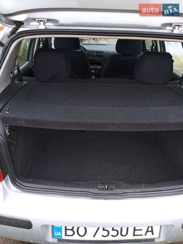 Хэтчбек Volkswagen Golf 2002 в Тлумаче