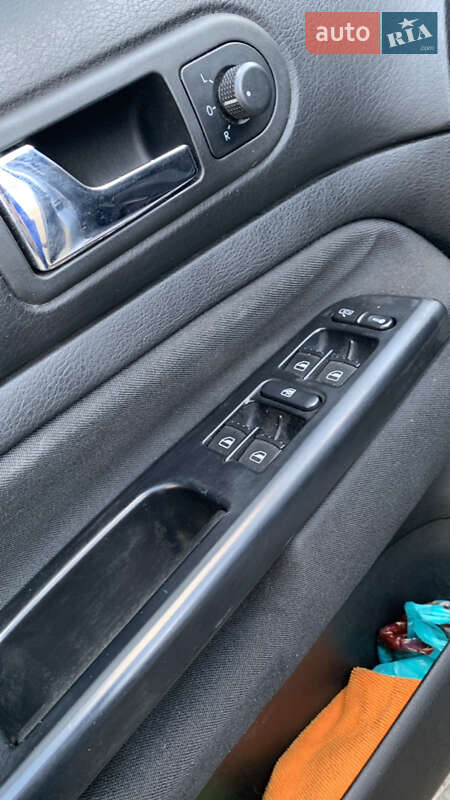 Хетчбек Volkswagen Golf 2003 в Зміїві