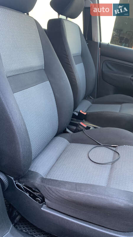 Хетчбек Volkswagen Golf 2003 в Зміїві