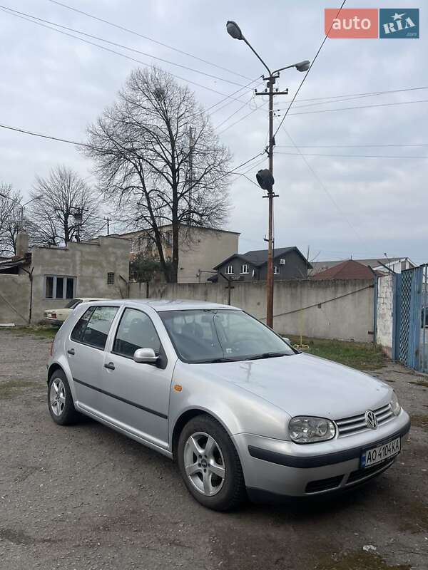 Хэтчбек Volkswagen Golf 1999 в Берегово