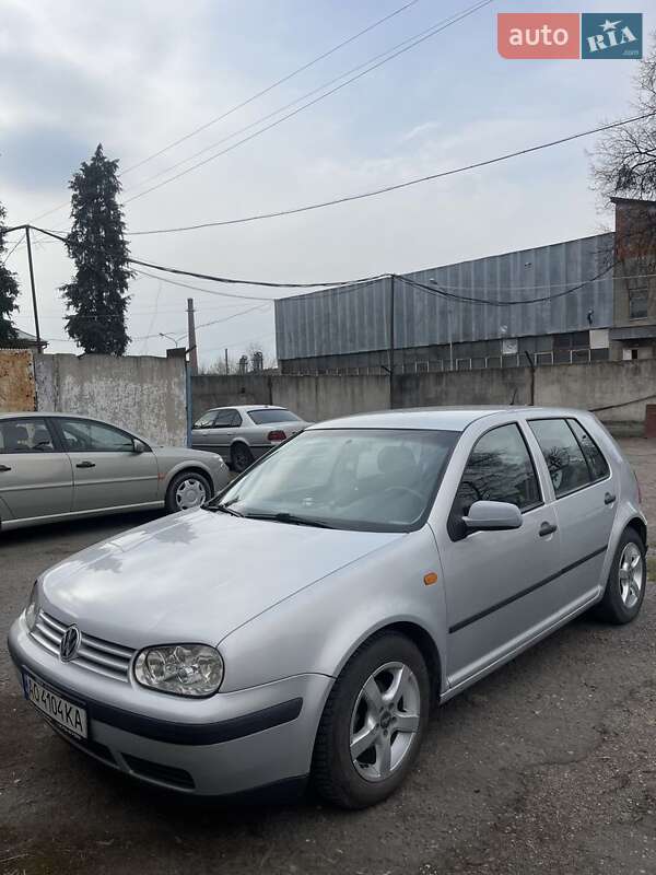 Хэтчбек Volkswagen Golf 1999 в Берегово