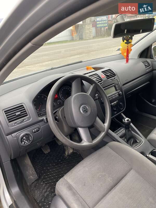 Хэтчбек Volkswagen Golf 2004 в Тячеве