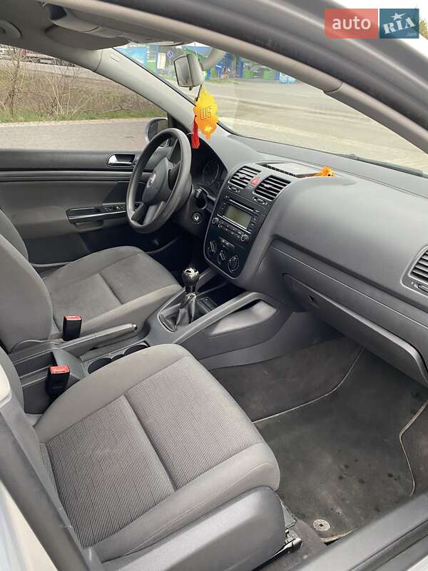 Хэтчбек Volkswagen Golf 2004 в Тячеве