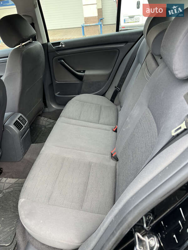 Хетчбек Volkswagen Golf 2004 в Хусті