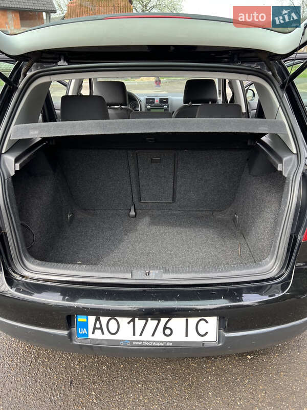 Хетчбек Volkswagen Golf 2004 в Хусті