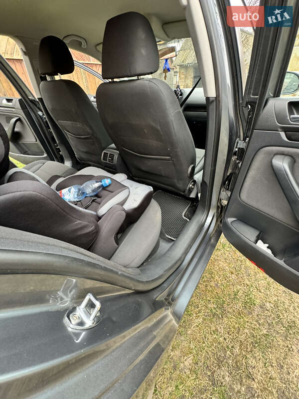 Универсал Volkswagen Golf 2009 в Вараше