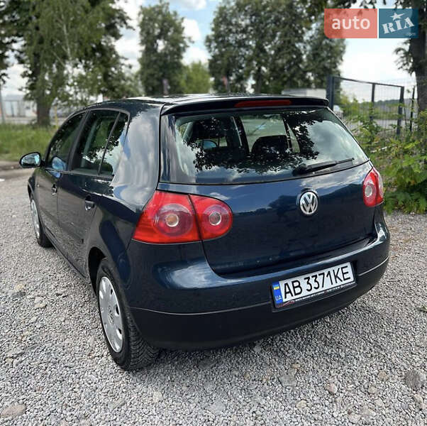 Хэтчбек Volkswagen Golf 2004 в Хмельнике